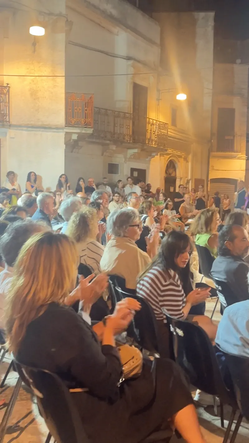 Maria Beatrice Alonzi presenta "Hai ancora paura" a Noci — Largo Albanese (foto 3 di 4)