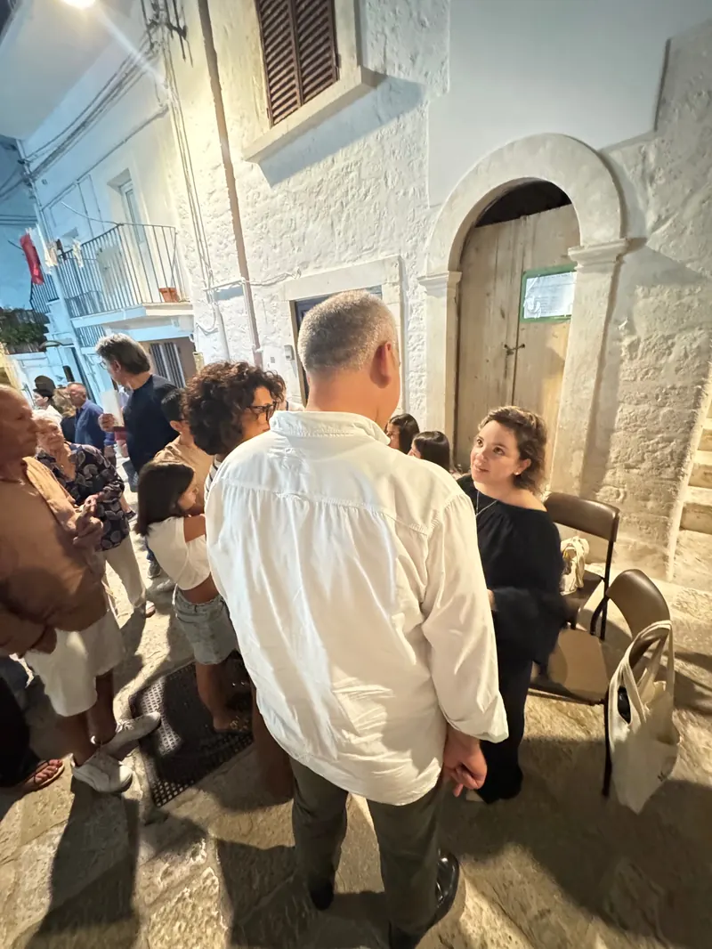 Maria Beatrice Alonzi presenta "Hai ancora paura" a Noci — Largo Albanese (foto 4 di 4)