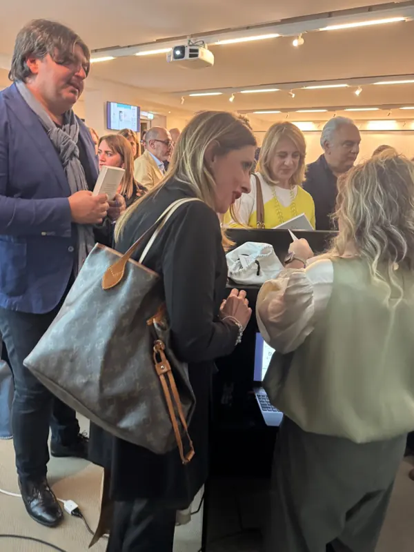 Maria Beatrice Alonzi presenta "Hai ancora paura" a Pompei — Hotel Habita79 (foto 11 di 19)