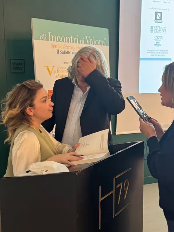 Maria Beatrice Alonzi presenta "Hai ancora paura" a Pompei — Hotel Habita79 (foto 14 di 19)