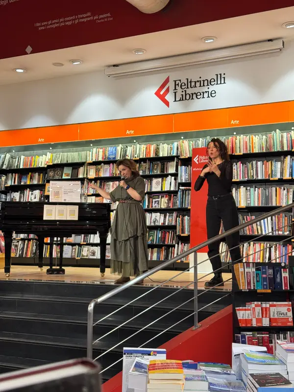 Maria Beatrice Alonzi presenta "Hai ancora paura" a Roma — Feltrinelli (foto 2 di 5)