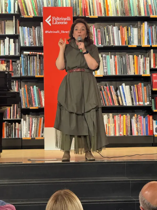 Maria Beatrice Alonzi presenta "Hai ancora paura" a Roma — Feltrinelli (foto 3 di 5)